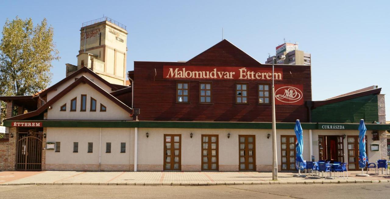 Malomudvar Étterem Cukrászda Panzió és Rendezvényház Gyongyos Exterior foto