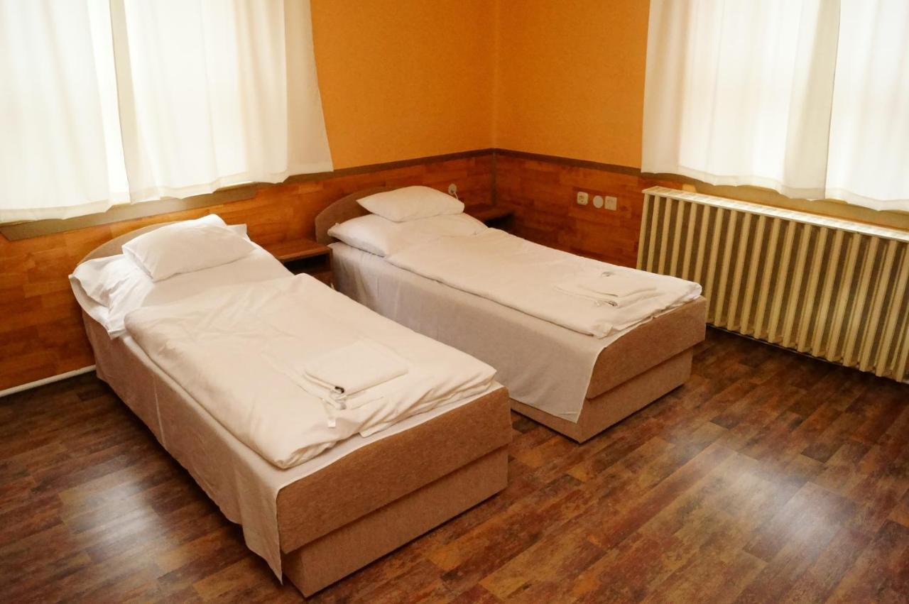 Malomudvar Étterem Cukrászda Panzió és Rendezvényház Gyongyos Quarto foto